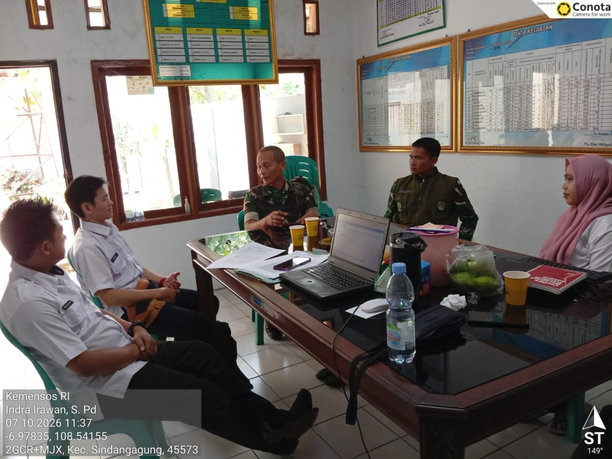 Babinsa Koramil 1513/Garawangi Silaturahmi dengan PKH Kecamatan Sindangagung, Koordinasikan Percepatan Perlindungan Sosial