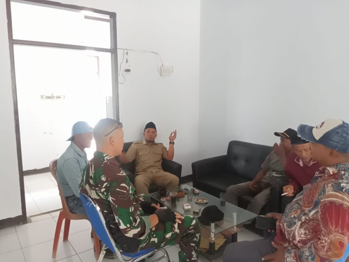 Babinsa Koramil 0501/Subang Rajut Kedekatan dengan Warga Lewat Komsos di Desa Cibalandongjaya