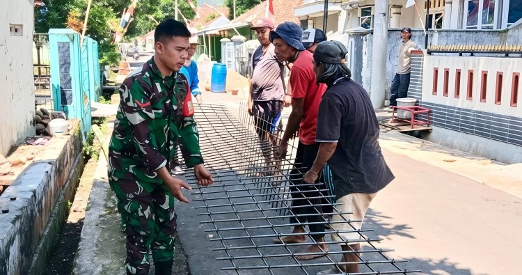 Babinsa Walaharcageur Bersama Warga Gotong Royong Buat Penutup Saluran Air