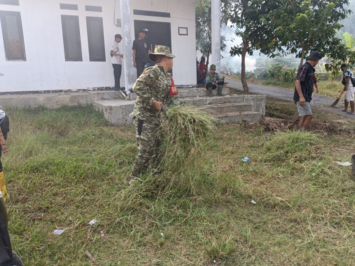 Babinsa Kertajaya Bersama Warga Gotong Royong Bersihkan Lingkungan