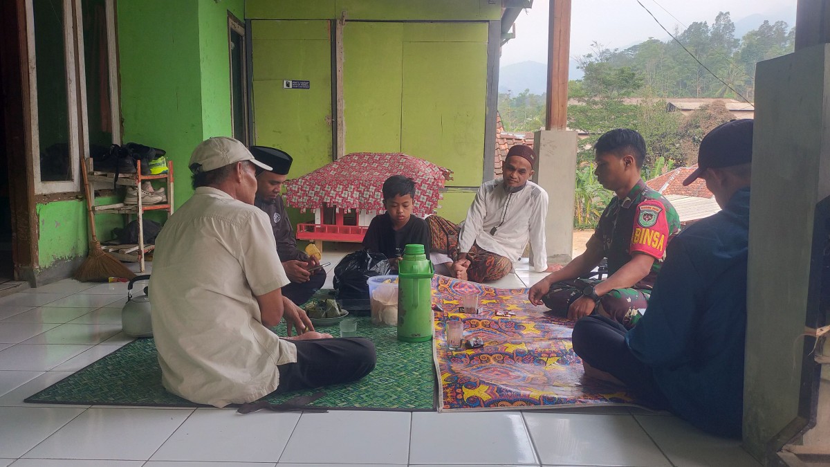 Babinsa Desa Pasir Angin Laksanakan Komsos dan Silaturahmi dengan Warga