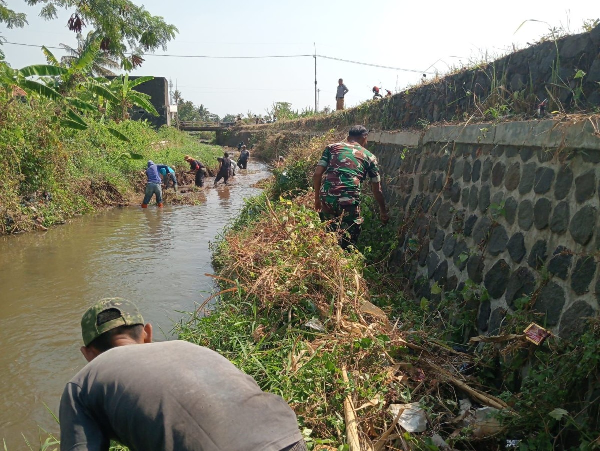 Babinsa Koramil 1513/Garawangi Laksanakan Karya Bakti Bersihkan Sungai di Desa Sindangsari