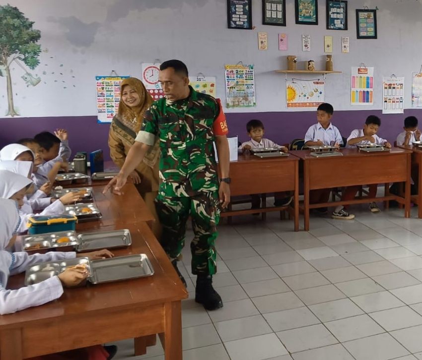 Babinsa Rajawetan Monitoring Pemberian MBG, Pastikan Siswa Mendapat Makanan Bergizi