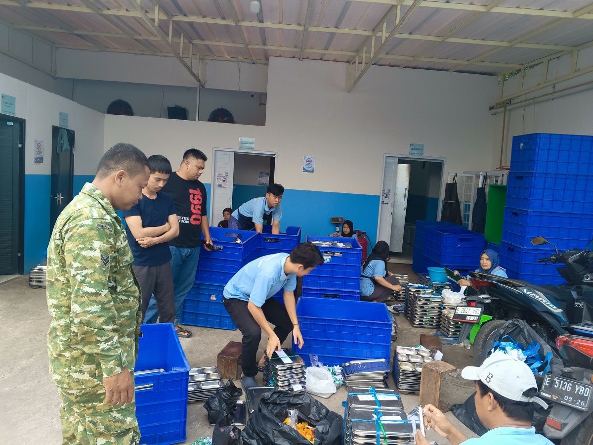 Babinsa Cieurih Monitoring Dapur MBG Yayasan Arkina Raya Jaya 1, Pastikan Kebersihan dan Keamanan Pangan