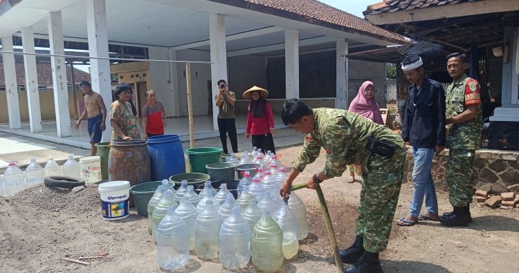 Babinsa Mekarmulya Dampingi Penyaluran 4.000 Liter Air Bersih untuk Warga Terdampak Kemarau