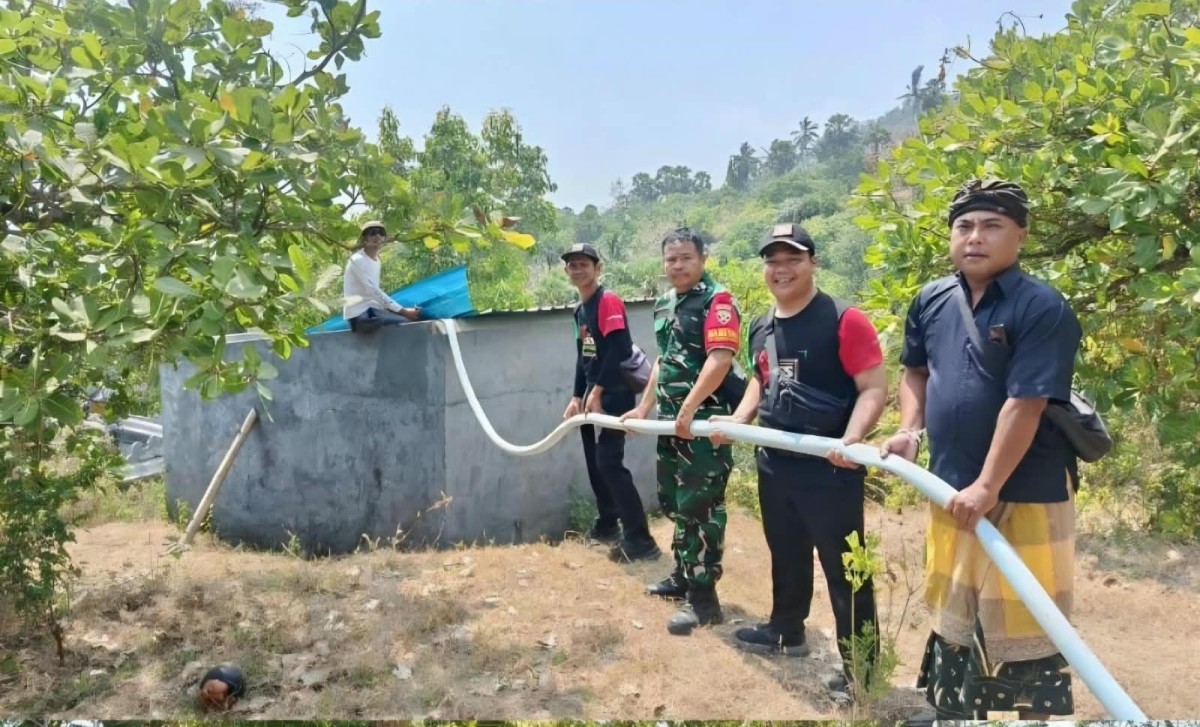 Babinsa Tianyar Tengah Dampingi Distribusi Bantuan Air Bersih