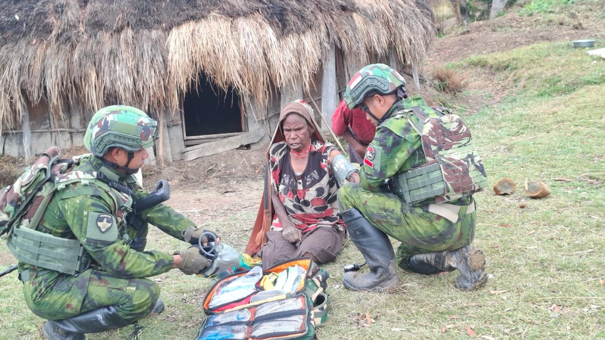 Sentuhan Humanis Satgas Yonif 742/SWY, Bantu Petani Dan Berikan Layanan Kesehatan Bagi Warga Distrik Wano Barat.