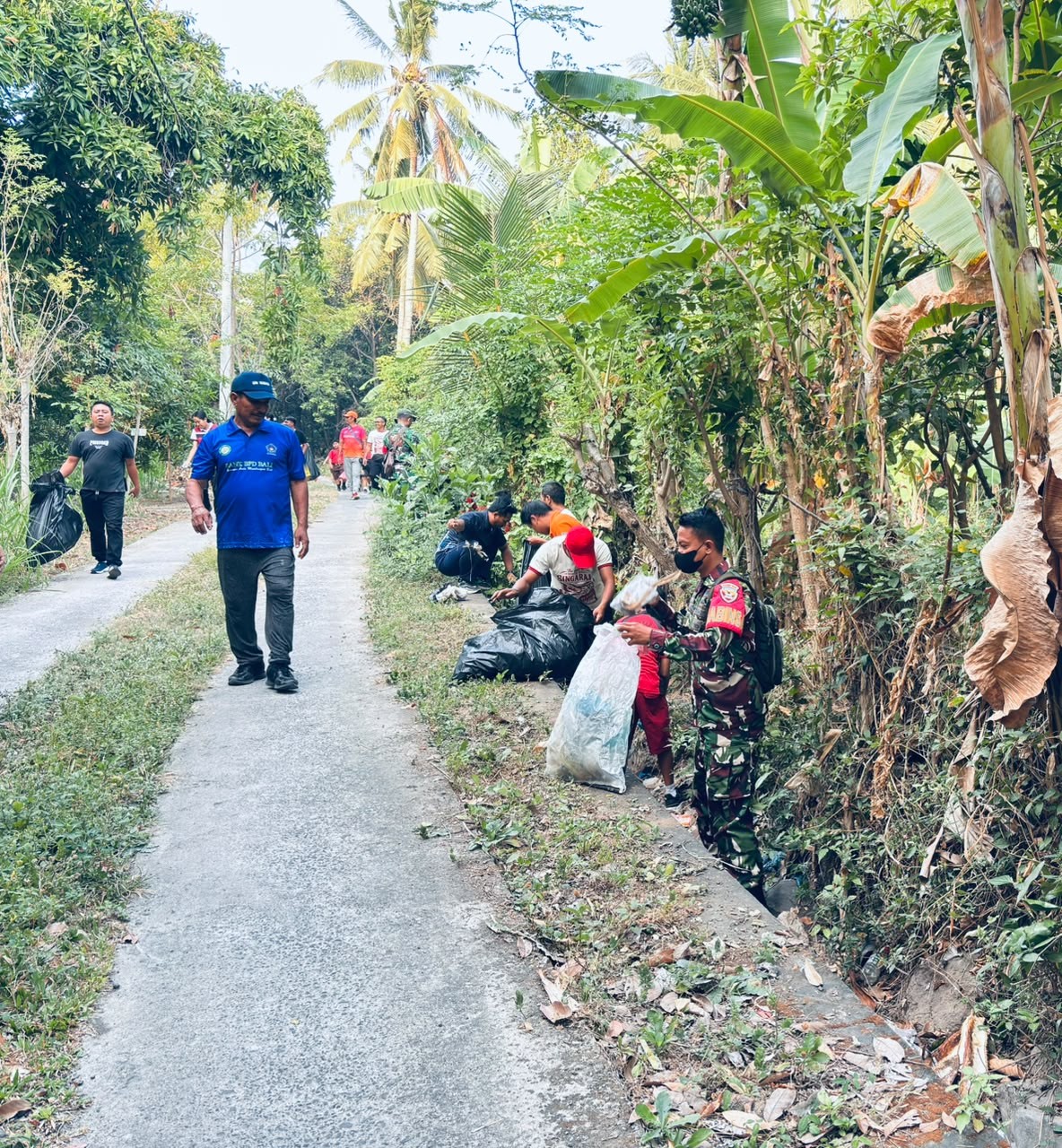 Babinsa Ajak Masyarakat Jaga Kebersihan Melalui Aksi Bersih-Bersih Sampah di Desa Tejakula