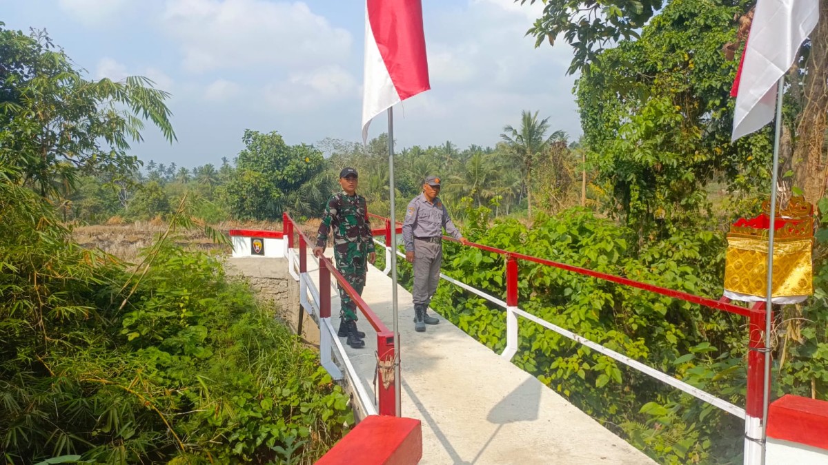 Patroli di Jembatan Garuda, Babinsa Manduang Pastikan Infrastruktur Tetap Terjaga