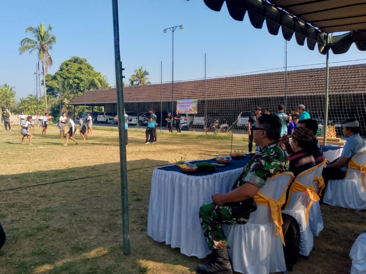 Jaga Warisan Budaya Bali, Babinsa Ubud Hadiri Perlombaan Megala-gala 2026
