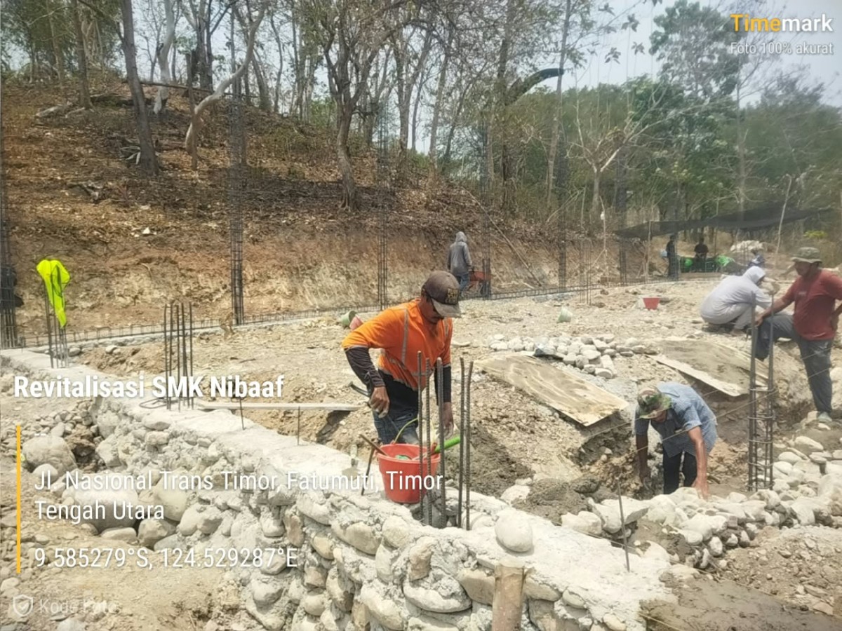 Pembangunan Sekolah di Noemuti Berlanjut, Struktur Dasar RKB SMKN Nibaaf Terus Dikerjakan