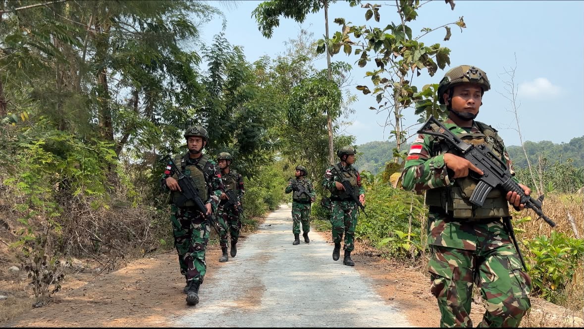 Patroli Jalur Perbatasan, Pos Haslot Yonarhanud 14/PWY Teguhkan Pengabdian Menjaga NKRI