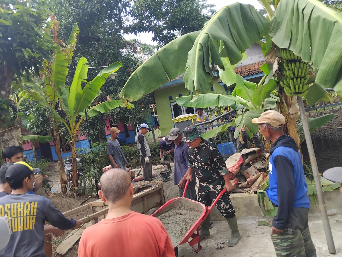 Babinsa Koramil 1511/Jalaksana Bersama Warga Laksanakan Kerja Bakti Pengecoran Jalan Gang di Blok Kliwon Sindangbarang