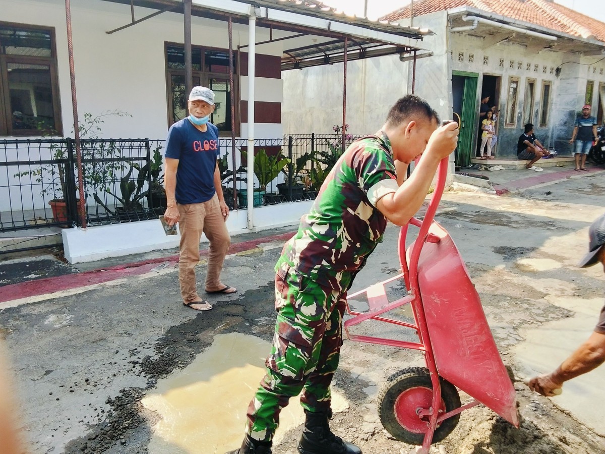 Wujudkan Kepedulian terhadap Warga, Babinsa Bersama Masyarakat Gotong Royong Memperbaiki Jalan Gang