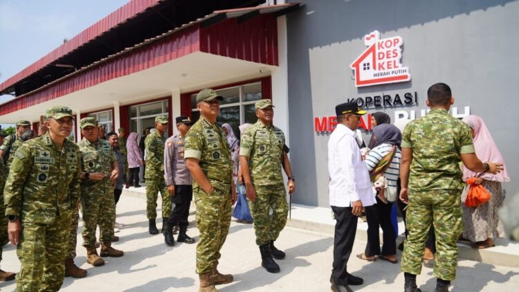 Danrem 064/MY Mendampingi Wapang TNI Tinjau Tiga KDKMP di Pandeglang