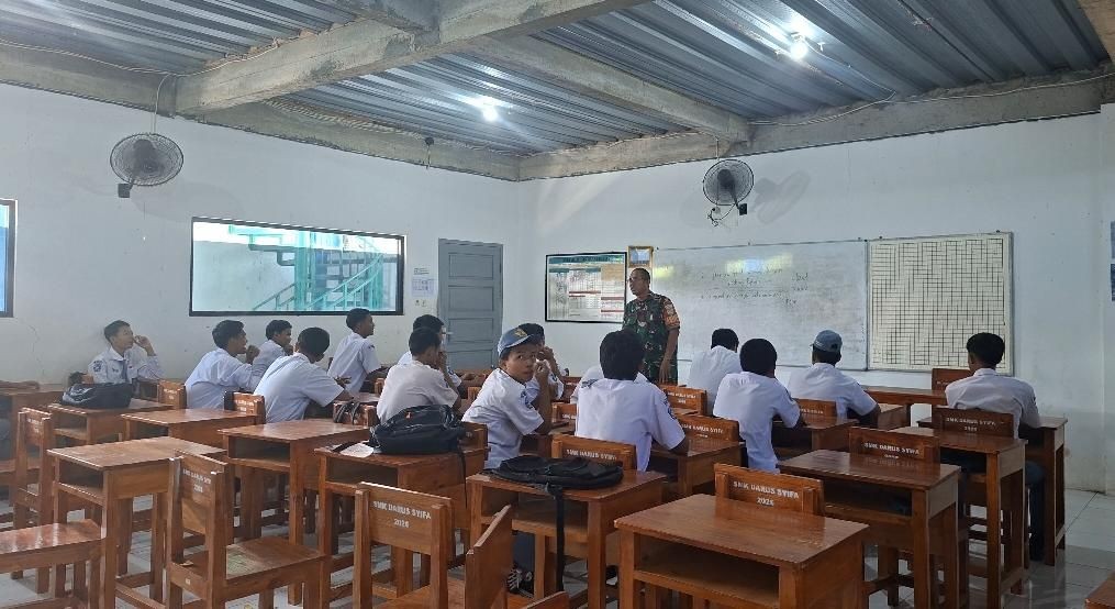 Babinsa Sosialisasikan Pendaftaran Masuk TNI AD Kepada Pelajar SMK Darusifa Kel Kepuh Kec Ciwandan