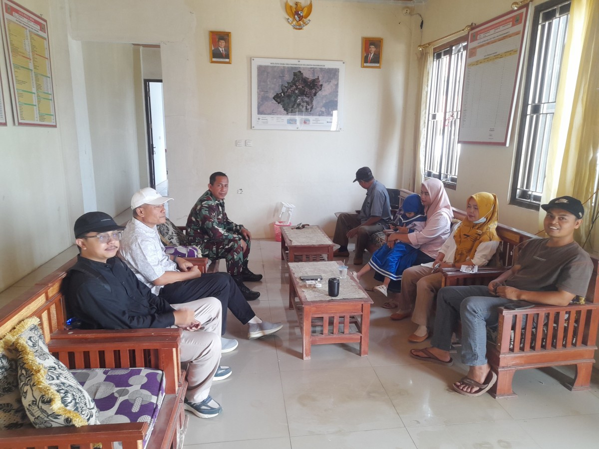 Jalin Keakraban dengan Warga, Babinsa Pakembangan Laksanakan Komsos untuk Ciptakan Situasi Harmonis