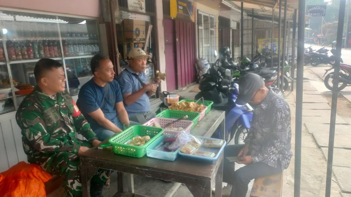 Babinsa Darma Komsos Bersama Masyarakat di Pasar Rakyat, Pererat Kedekatan dengan Warga