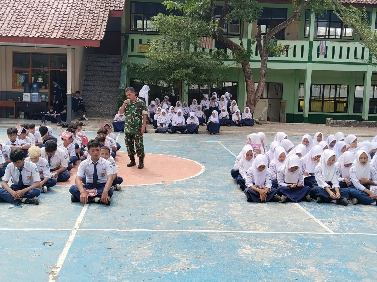 Koramil 1509/Ciawigebang Tanamkan Nilai Bela Negara dan Wawasan Kebangsaan kepada Siswa SMPN 2 Ciawigebang