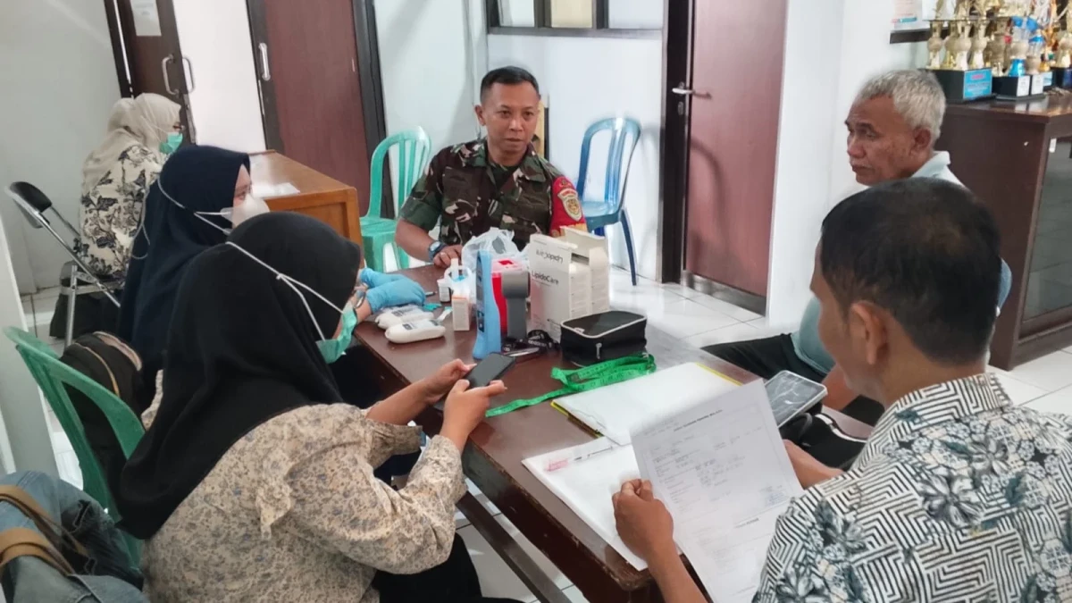 Babinsa Bantarjati Monitoring Kegiatan Cek Kesehatan Gratis, Dukung Peningkatan Kualitas Kesehatan Masyarakat
