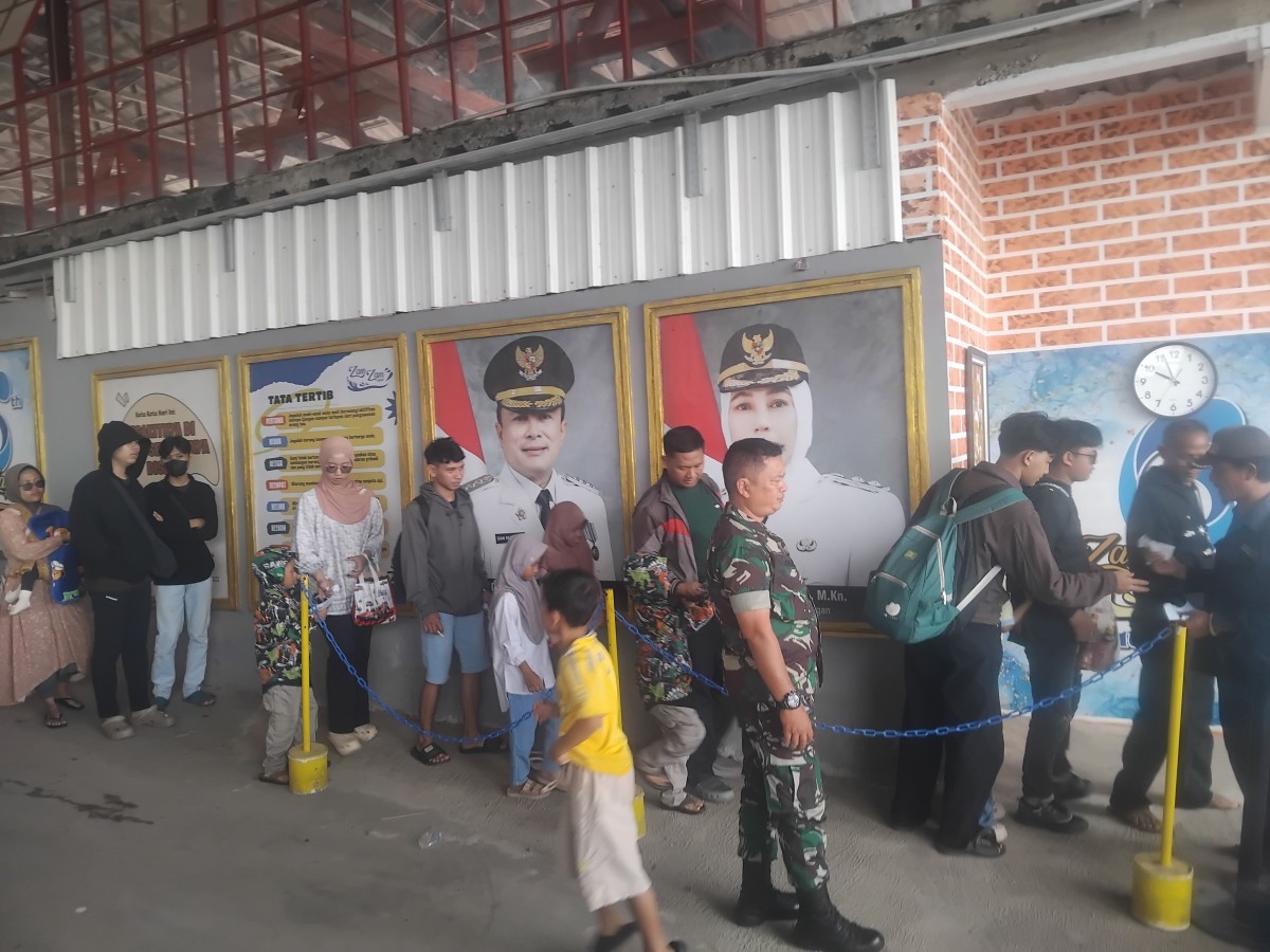 Babinsa Koramil 1511/Jalaksana Monitoring Objek Wisata Zam Zam Pool, Pastikan Pengunjung Aman Berlibur