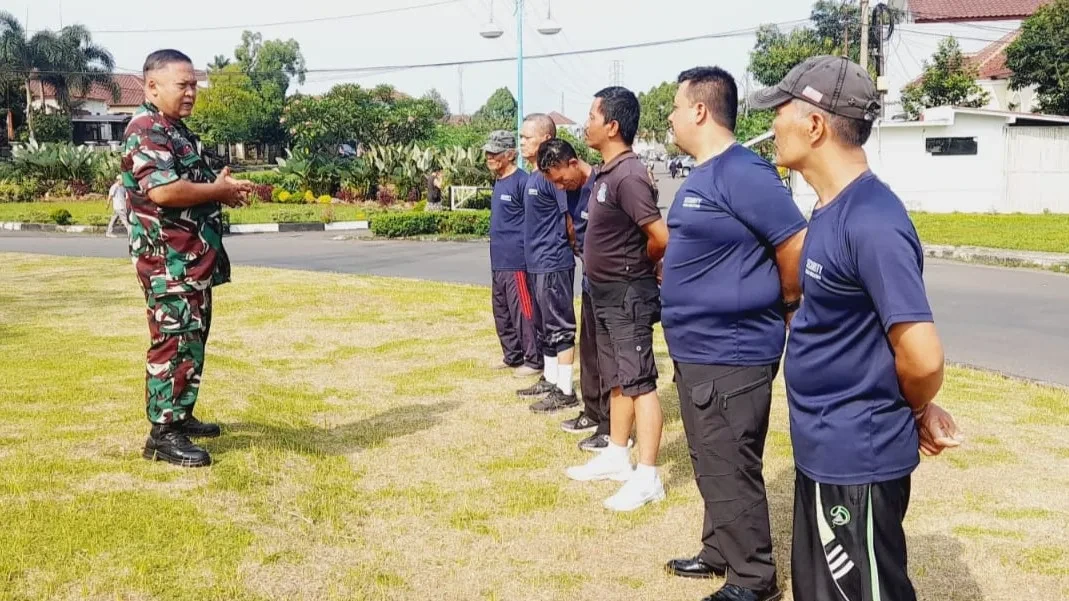 Babinsa Cilendek Timur Laksanakan Bintahwil Bersama Security, Tingkatkan Keamanan Lingkungan
