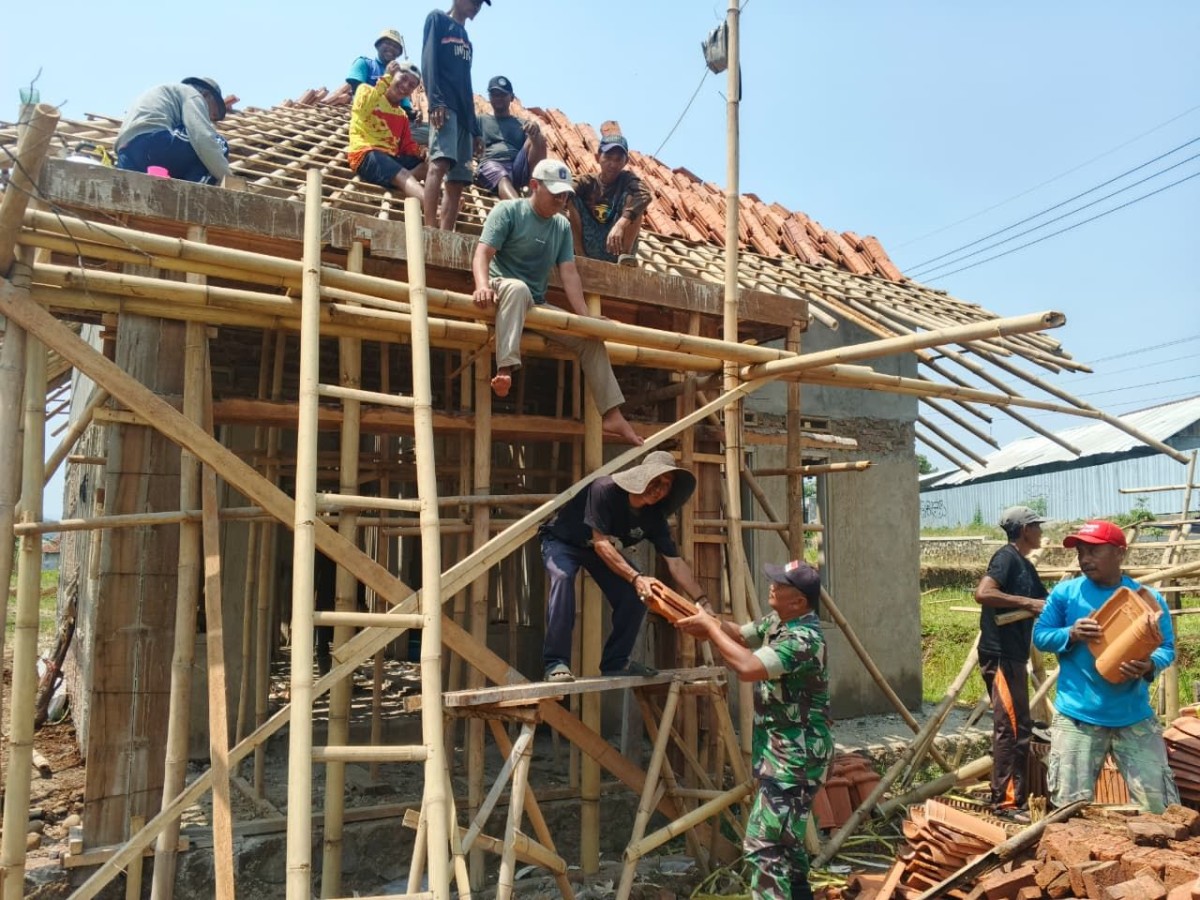 Babinsa Koramil 1513/Garawangi Bersama Warga Gelar Karya Bakti Bantu Pembangunan Rumah di Desa Citiusari