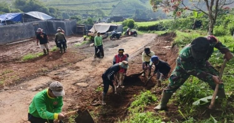Wujud Kemanunggalan TNI, Babinsa Desa Sindangsari Gelar Karya Bhakti Pelebaran Jalan Bersama Warga