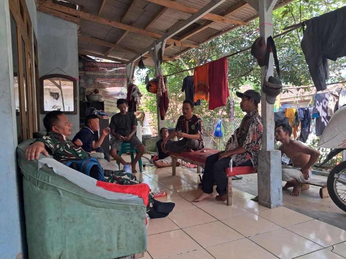 Danposramil Purabaya Laksanakan Komsos Bersama Tokoh Masyarakat di Desa Neglasari
