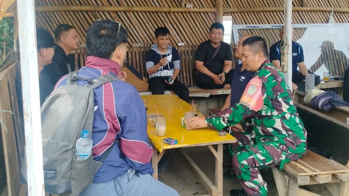 Babinsa Koramil Tanah Sareal Tingkatkan Keamanan Lingkungan melalui Komsos