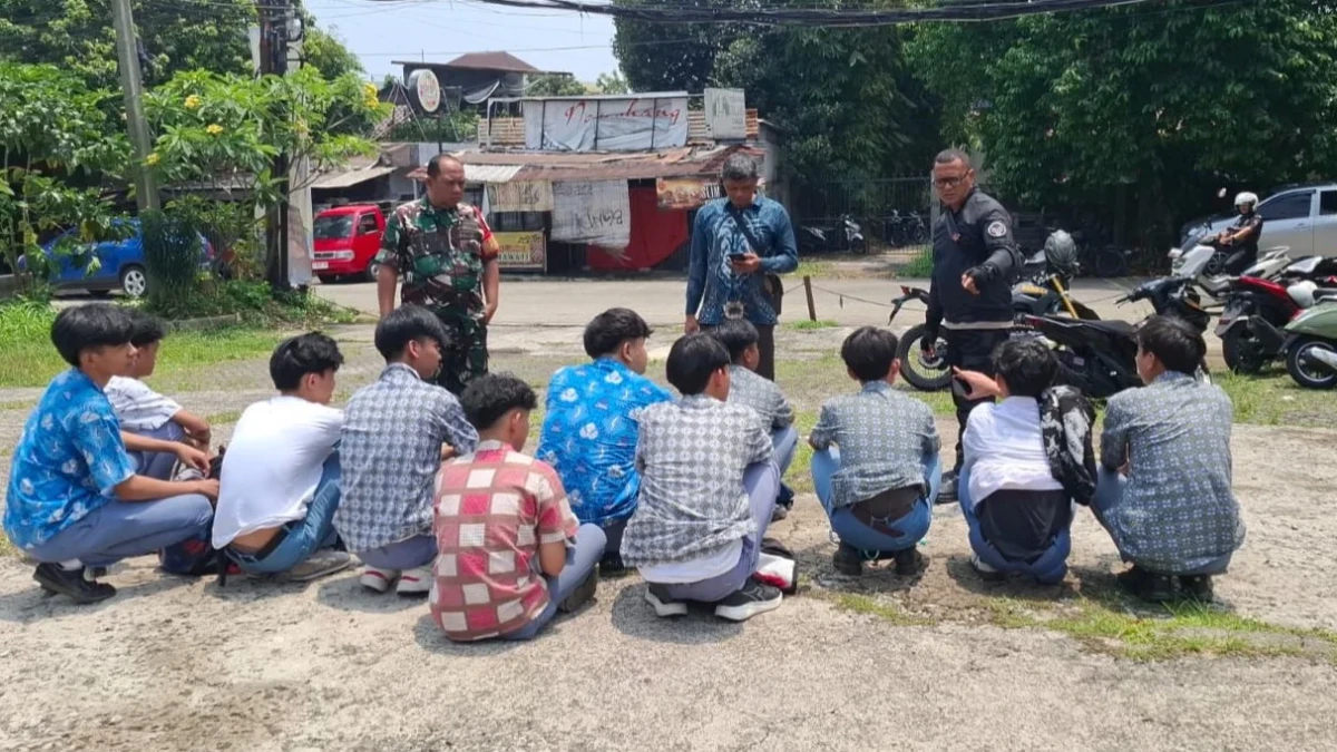 Serka Asmadi, Babinsa Baranangsiang Cegah Potensi Tawuran Pelajar di Jalan Binamarga II