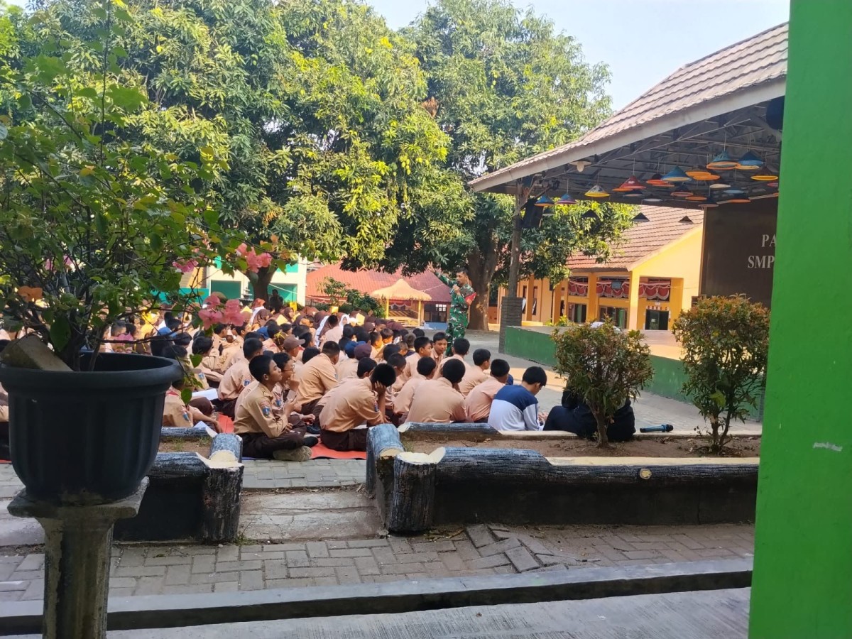 Babinsa Koramil 2301/Cilegon Berikan Pembinaan Karakter dan Disiplin di SMPN 5 Cibeber