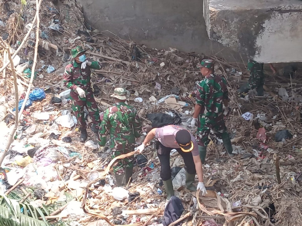 Aksi Nyata Personel Koramil 1717/Kadipaten Bersama Gabungan Gelar Bersih-Bersih Sungai Cikasarung