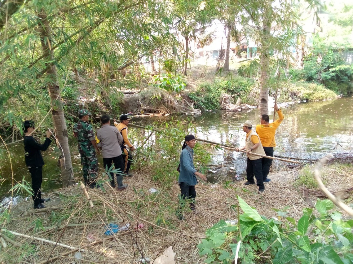 Babinsa Koramil 2212/Tegalbuleud Dampingi Hanpangan, Cek Sumber Air di Desa Sumberjaya