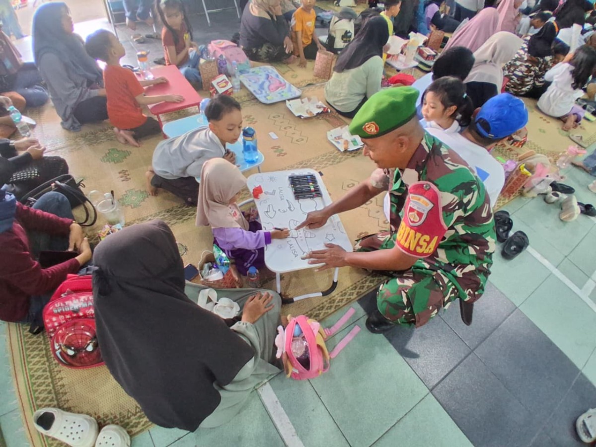 Senyum Ceria dan Aksi Hangat Babinsa Merangkul Generasi Muda
