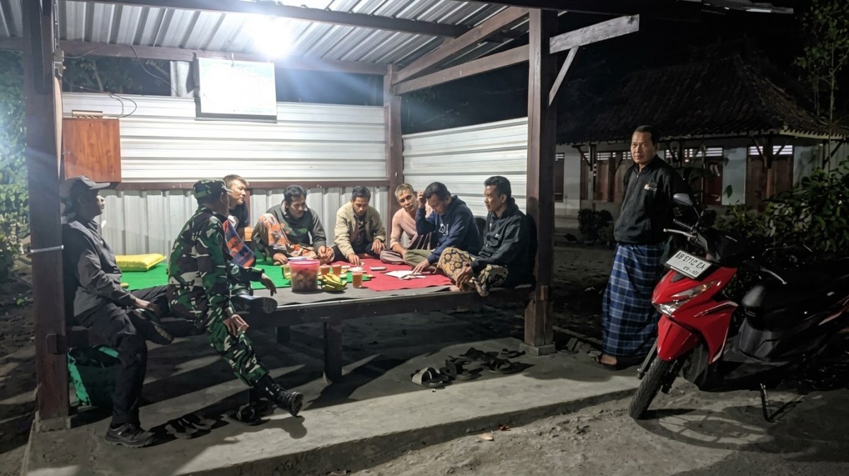 Patroli Malam Babinsa dan Linmas Menjaga Tangga Mimpi Merawat Ketentraman