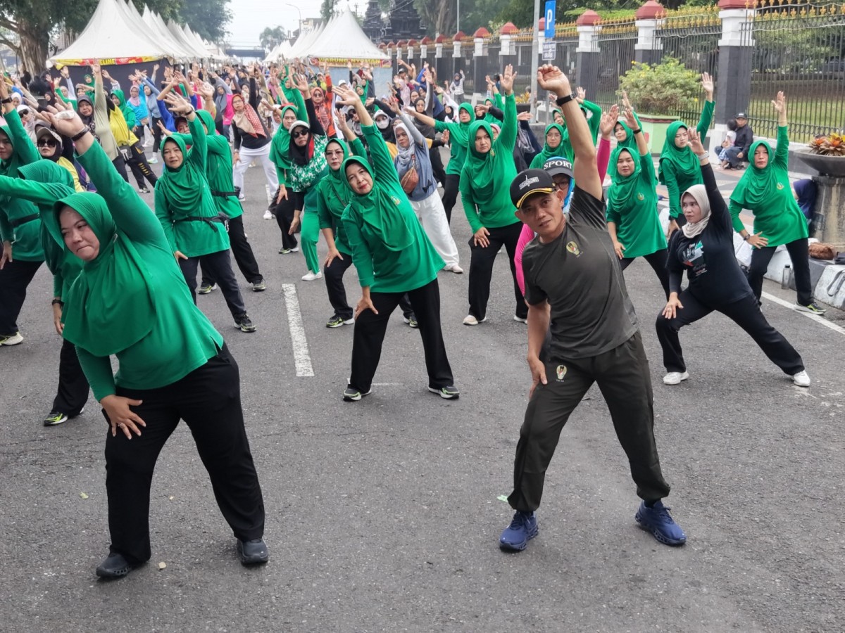 Semarak HUT TNI ke-81, Kodim Wonosobo Ajak Persit dan Masyarakat Senam Bersama