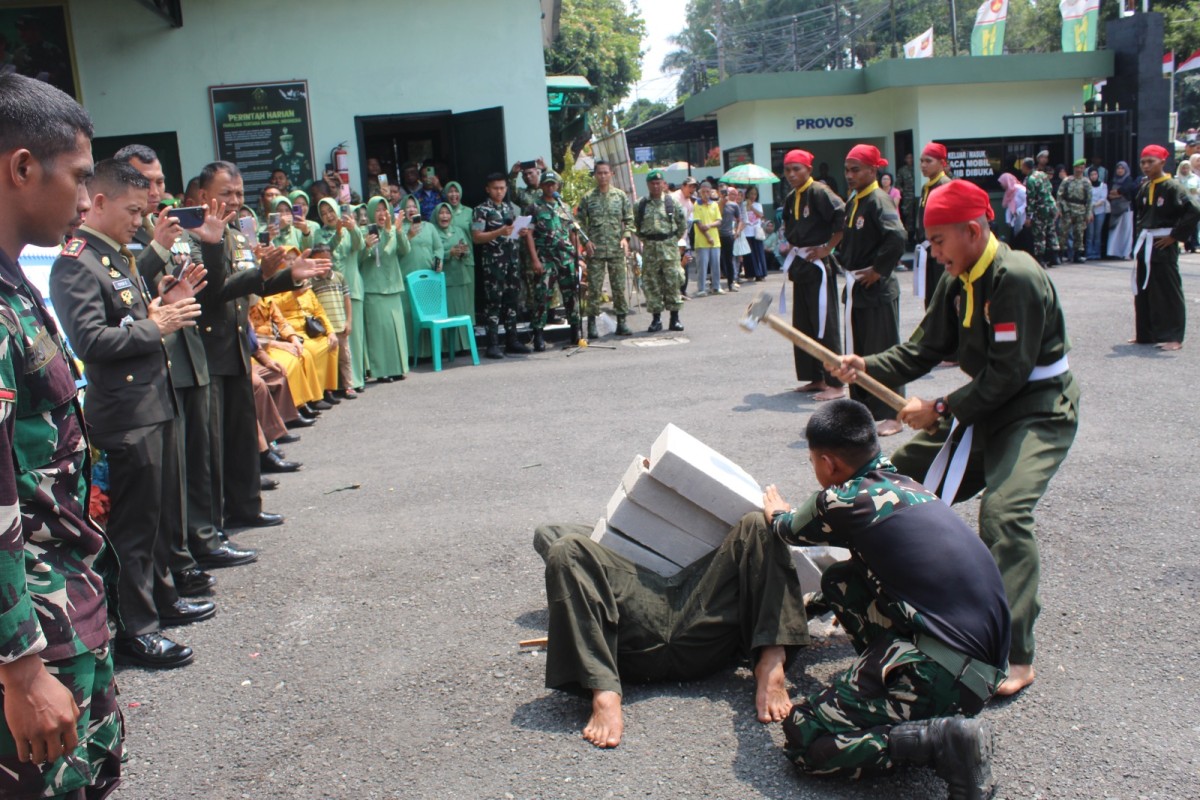 Demonstrasi Memukau Yonif TP 444/Satria Setjonegoro Semarakkan Tasyakuran HUT ke-81 TNI di Kodim 0707/Wonosobo