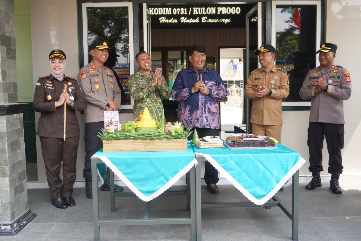 Forkopimda dan Kepala OPD Datangi Makodim 0731/KulonProgoBeri Ucapan Selamat Ulang Tahun TNI