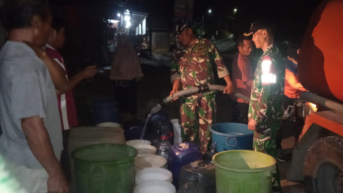 Koramil 15/Karangpucung Bersama BPBD Salurkan 5.000 Liter Air Bersih kepada Warga Terdampak Kekeringan