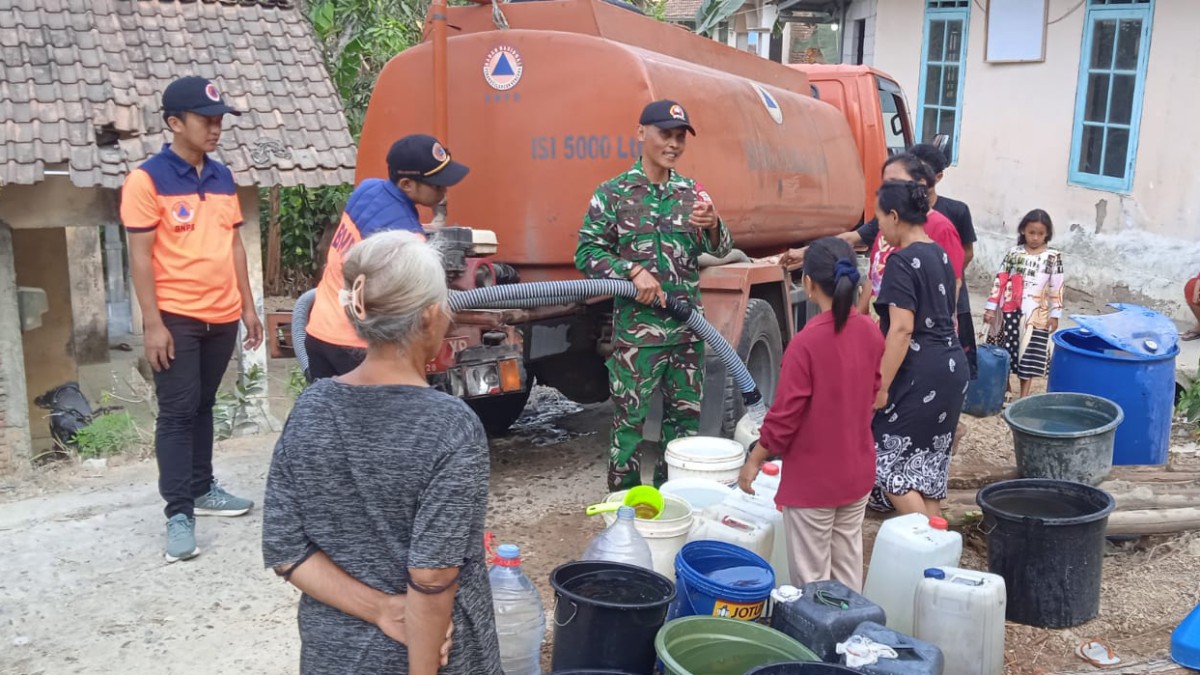 Atasi Dampak Kekeringan, Babinsa Koramil 15/Karangpucung Dampingi Penyaluran 5.000 Liter Air Bersih
