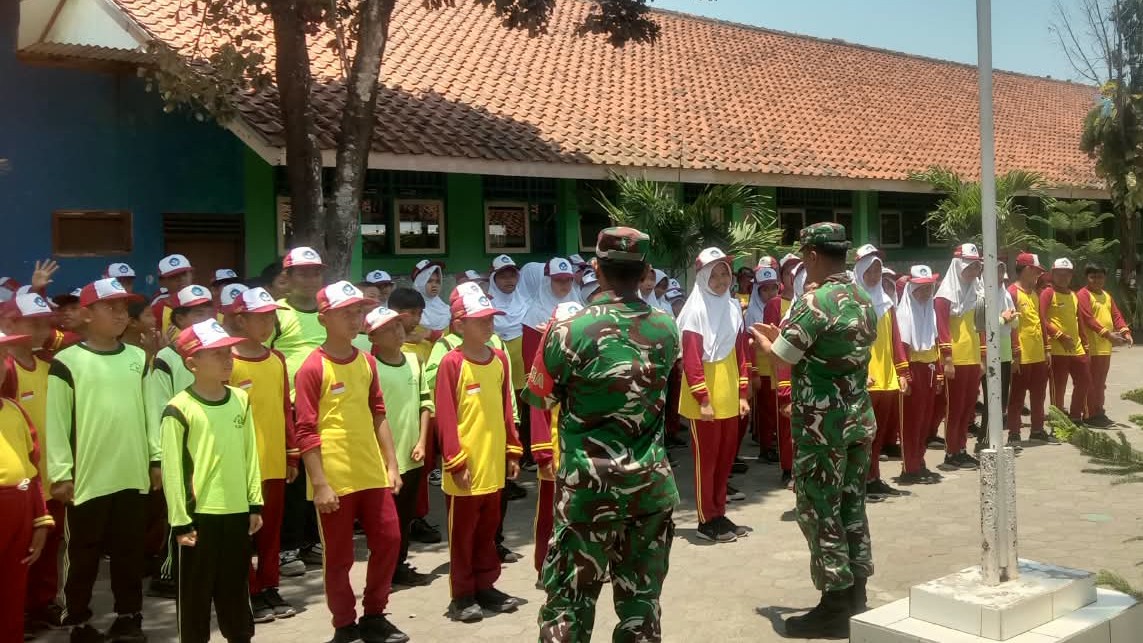 Babinsa Koramil 02/Jeruklegi Berikan Pembekalan LDDS kepada 108 Siswa SDN 04 Tritih Wetan