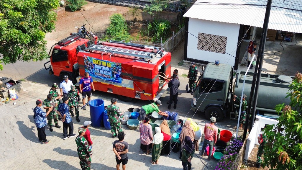 Kodim 0703/Cilacap Salurkan 20.000 Liter Air Bersih untuk Warga Desa Brani
