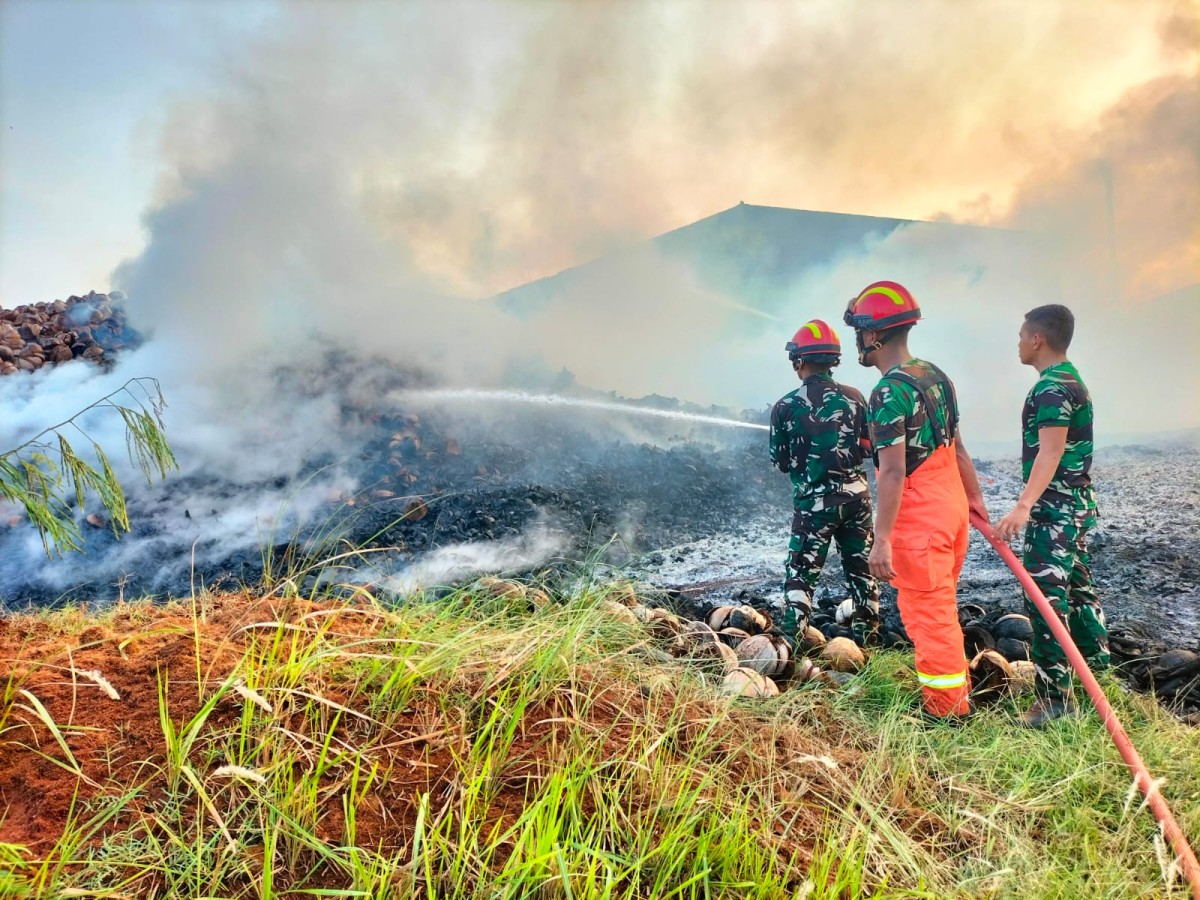Respon Cepat Babinsa dan Tim Gabungan Padamkan Kebakaran Gudang PT DAS Jembrana