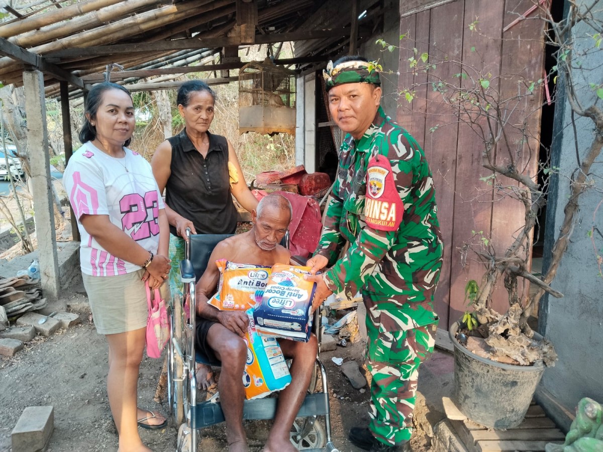 Kepedulian TNI kepada Masyarakat, Babinsa Bungkulan Pastikan Bantuan Lansia Tepat Sasaran