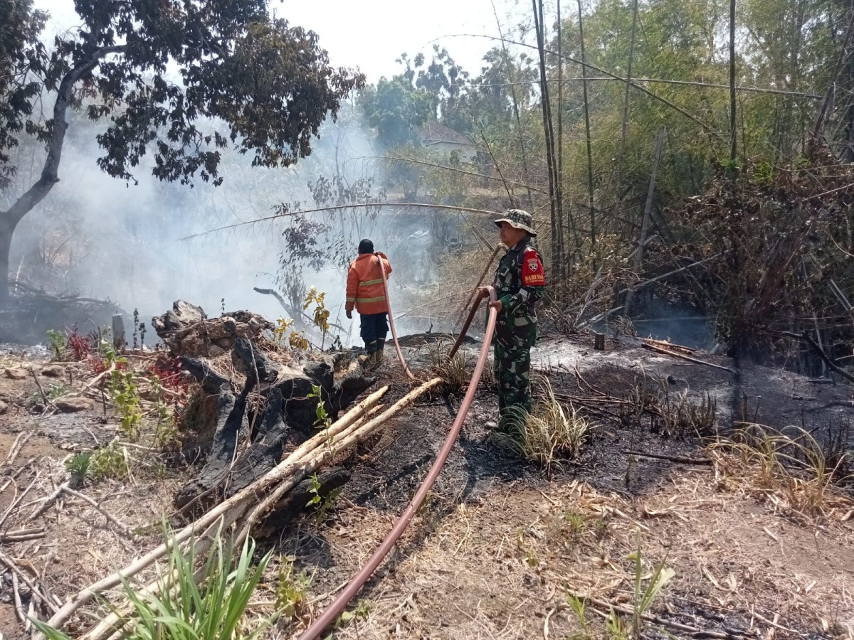 Babinsa 1623-08/Kubu Turun Langsung Bantu Padamkan Kebakaran Lahan Milik Warga Seluas 40 Are