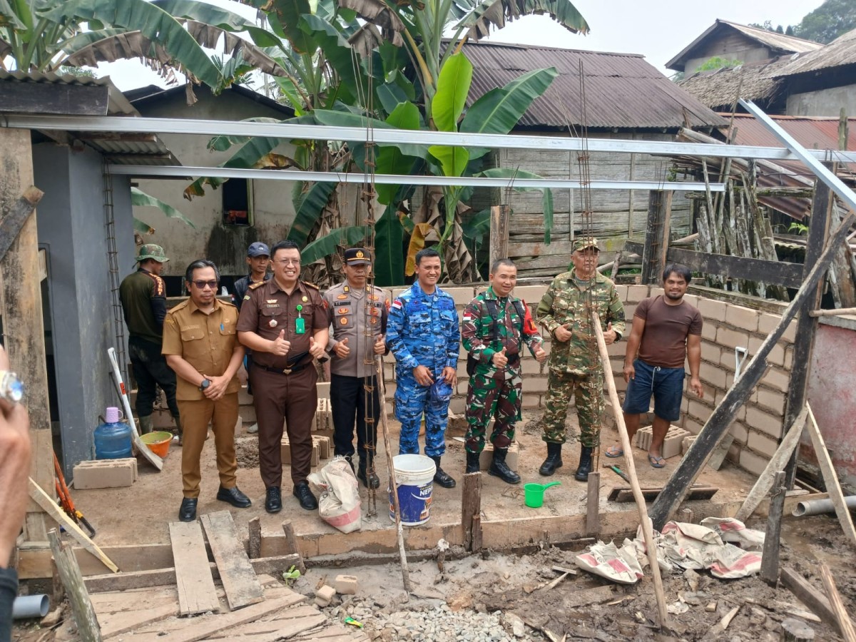 Wujud Sinergi Bangun Desa TMMD ke-130, Dandim 1209/Bengkayang Dampingi Wakil Bupati Bengkayang Tinjau Pembangunan MCK di Sasaran Tiga