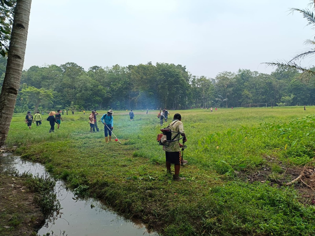 Wujud Sinergi Nyata, Satgas TMMD ke-130 Kodim 1209/Bengkayang Bahu-Membahu Bersihkan Lapangan Bola Sebujit Baru
