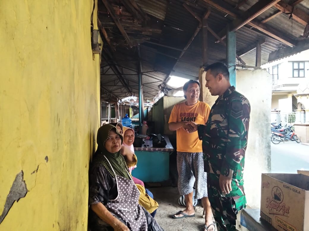 Babinsa Koramil 12/Jatinegara Jalin Silaturahmi dengan Warga Melalui Komsos di Rumah Warga