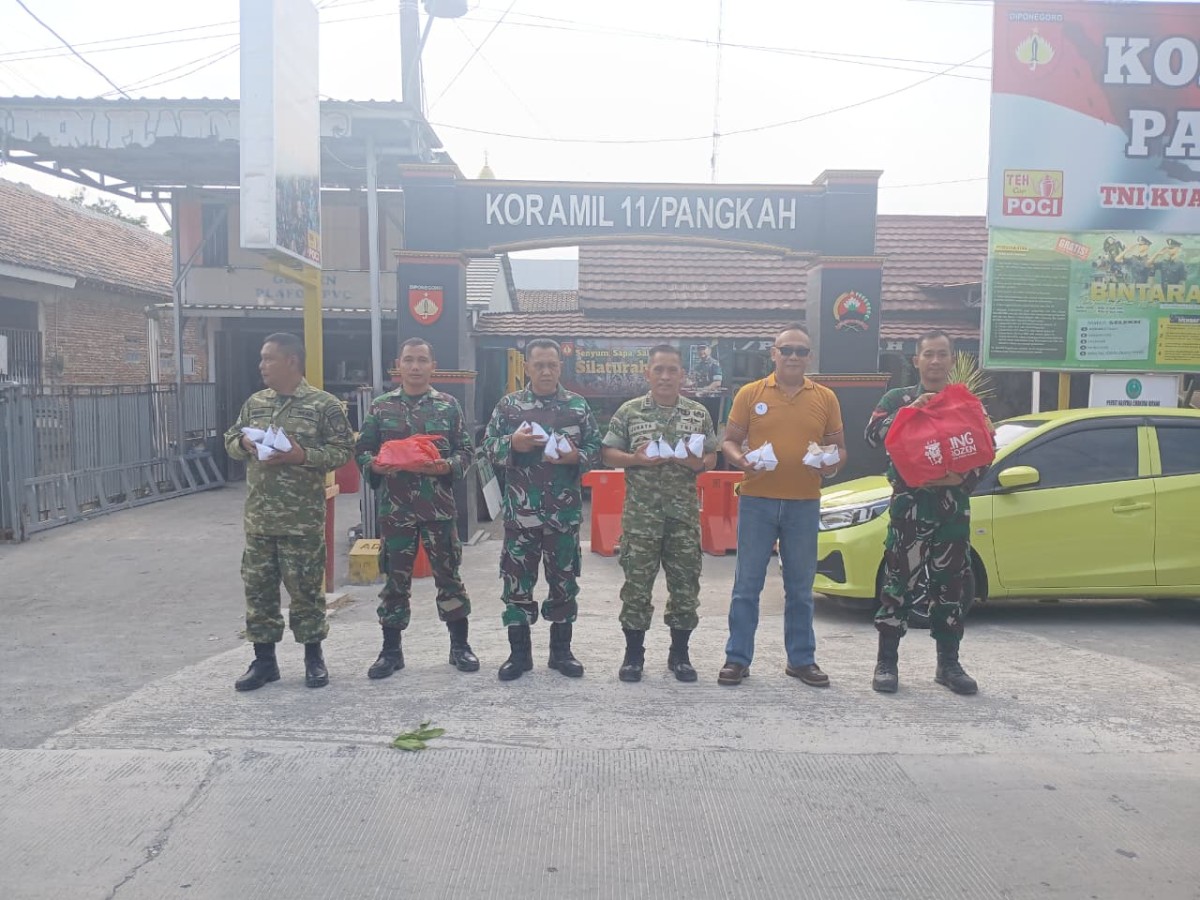 Danramil 11/Pangkah Bersama PT Berkah Saudara 77 Gelar Jumat Berkah, Bagikan 60 Nasi Bungkus kepada Masyarakat